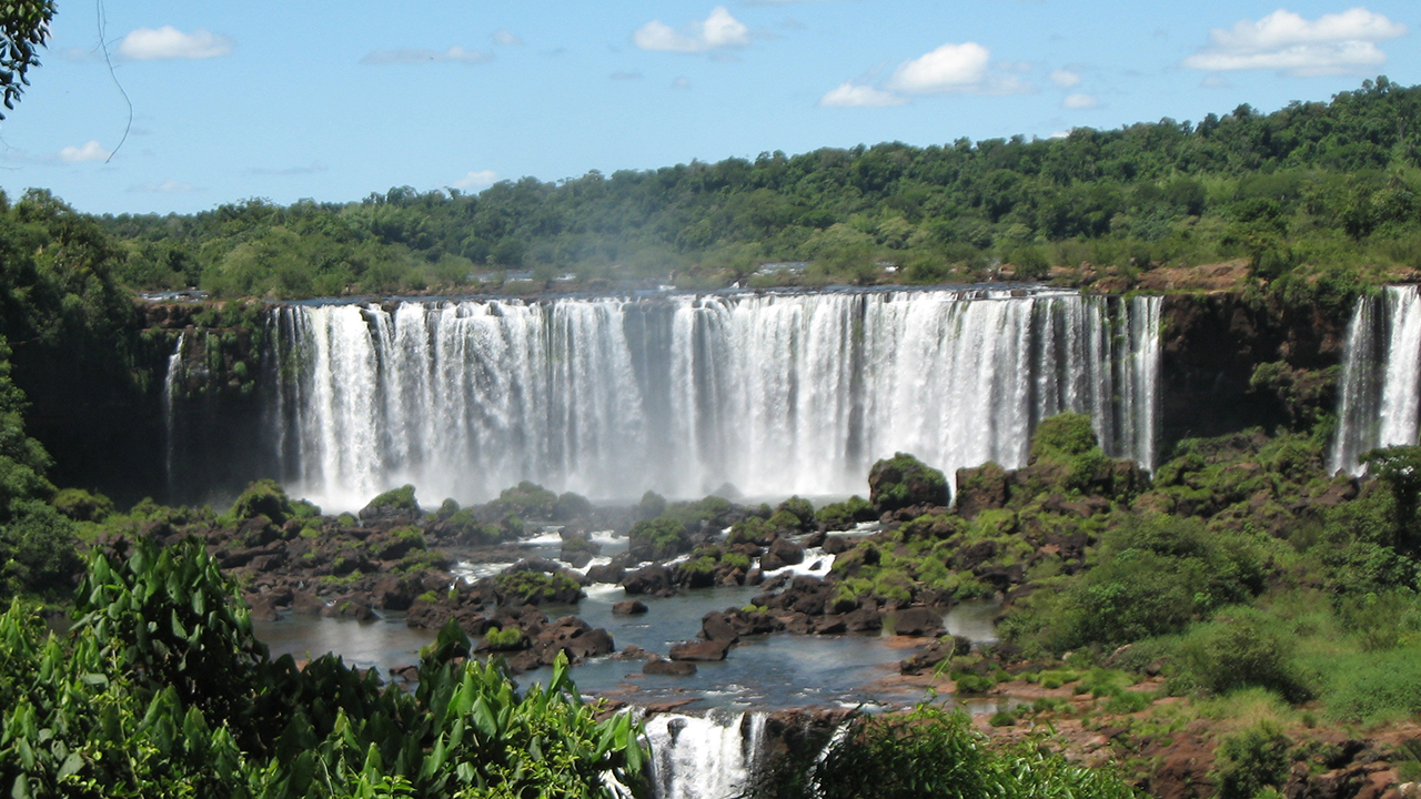 Brasilien Landschaft Wasserfall und Wälder